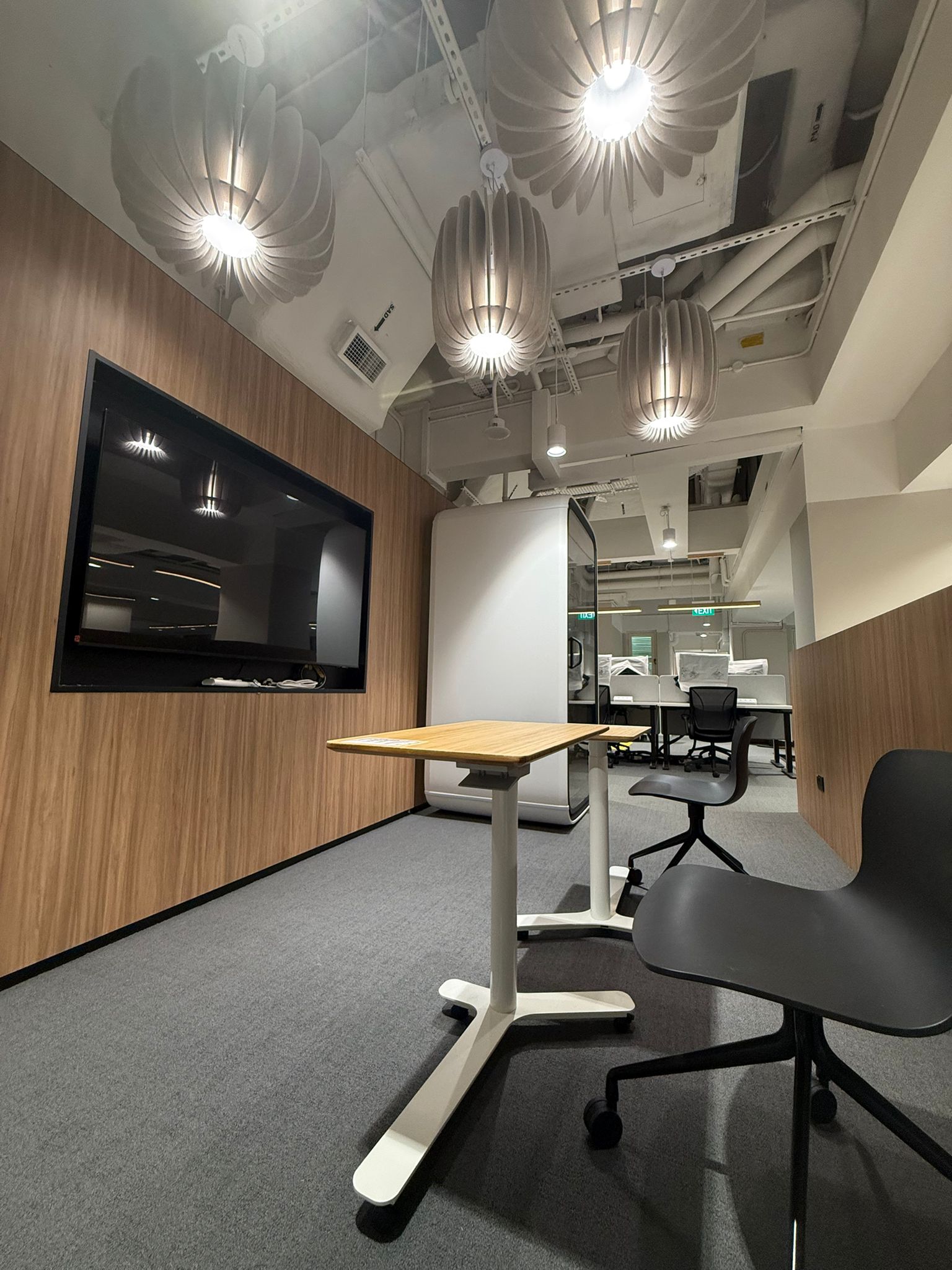 tapestry office with height adjustable table